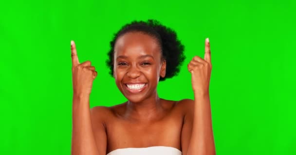 绿色的屏幕 脸蛋和黑人妇女与美丽 指向和皮肤护理在工作室的背景 具有手部手势的人物形象 女性形象及模特 面部及化妆的皮肤科及化妆品 — 图库视频影像