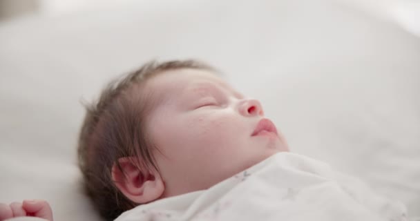 Baby Gesicht Und Schlafen Morgen Auf Kinderbett Und Decke Mit — Stockvideo