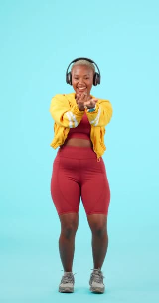 フィットネス 黒の女性のダンスや健康のための青の背景にヘッドフォンで 幸福のために踊る音楽やトレーニング 動機付けや正と幸せなアフリカの女性 — ストック動画