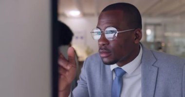 Yüz, bilgisayar ve ofiste düşünen bir iş adamı masasında problem çözerken. Çevrimiçi bilgi okuyan genç bir erkek çalışanla teknoloji, gözlük ve planlama..