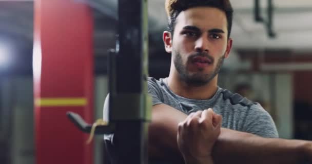 Ginásio Exercício Alongamento Homem Para Treino Fitness Esportes Pronto Para — Vídeo de Stock