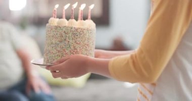 Kutlama, aile ve kişi bir evde doğum günü, parti ya da sürpriz için pasta ile. İnsanların kutlaması için bir masada tatlı yemek ya da tatlı veren bir çocuğun mumlarını ve ellerini taşımak..