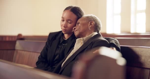 Funeral Triste Mujer Con Madre Mayor Abrazo Iglesia Por Empatía — Vídeos de Stock