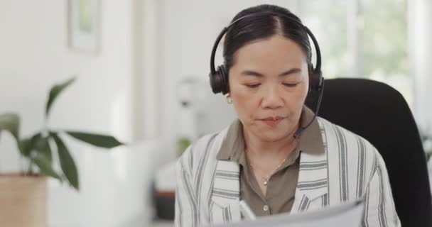 アジア人女性 コールセンター バーチャルミーティング ディスカッション オフィスでの顧客サービスのドキュメント フレンドリーな女性 コンサルタント またはエージェントが話し 職場でのオンラインウェビナーに挨拶 — ストック動画