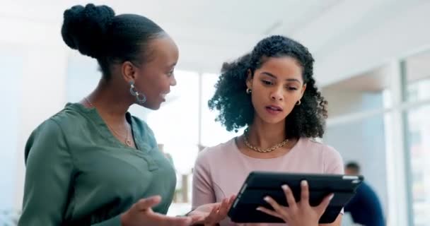Tablet Teamwork Forretningsfolk Sjove Designere Planlægning Arbejde Start Kontor Glade – Stock-video