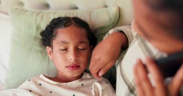Άρρωστο Κορίτσι Πυρετός Και Τηλεφώνημα Μαμά Μιλάει Γιατρό Για Κλείσει — Αρχείο Βίντεο