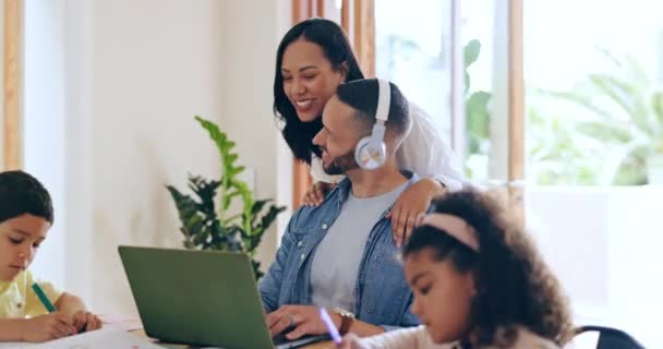 Απομακρυσμένη Εργασία Παιδιά Πατέρας Μαμά Laptop Στο Διαδίκτυο Διαδίκτυο Δικτύωση — Αρχείο Βίντεο