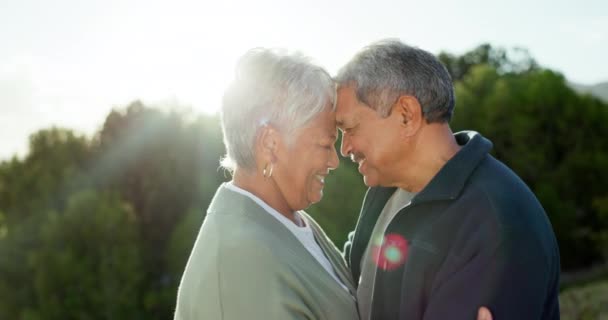 Outdoor Ehe Und Seniorenpaar Mit Liebe Umarmung Und Ruhestand Mit — Stockvideo