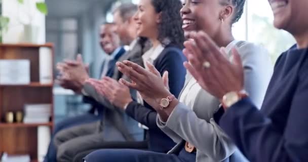 Счастливые Деловые Люди Аплодисменты Мотивация Презентации Команды Семинара Мастерской Офисе — стоковое видео