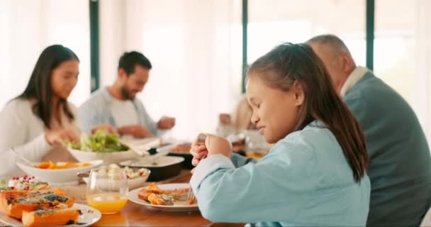 Şükran Günü Gülümseme Ailesiyle Birlikte Kutlama Yaparken Yemek Yiyen Bir — Stok video