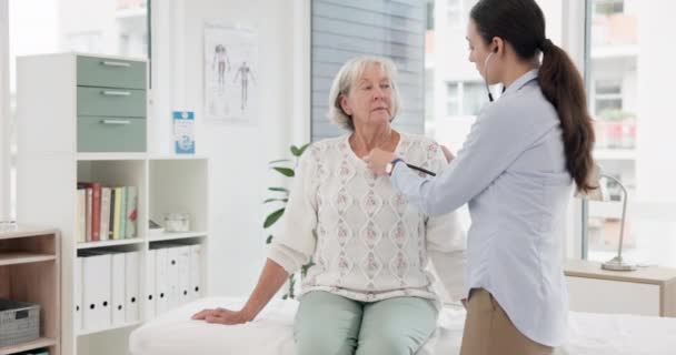 Kobieta Lekarz Serce Biją Starszym Pacjencie Kardiologii Badań Kontrolnych Wizyty — Wideo stockowe