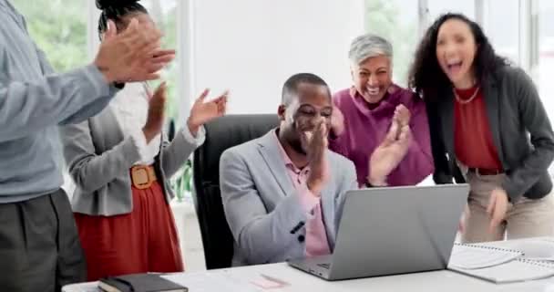 Hombre Negro Oficina Con Portátil Aplausos Equipo Alta Cinco Para — Vídeos de Stock