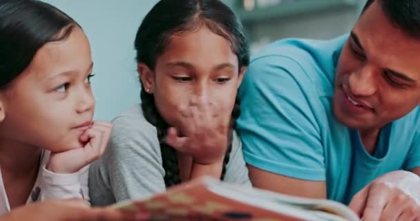 Far Glada Barn Och Läsa Böcker Sovrummet För Lärande Språkutveckling — Stockvideo