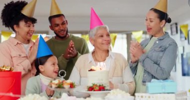 Büyük bir aile, doğum günü ve pasta ile kutlama, heyecan ve mutluluk ile parti, ev ve etkinlik. Büyükanne, anne, baba ve kız tatlı, şarkı ve yemek hediyeler, neşeli ve sürpriz.