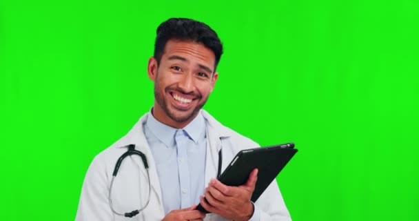 平板电脑 大拇指向上 医生满意的结果或医疗好消息在线隔离在一个绿色屏幕工作室 谢谢你 男性专业人员或医护人员 成功的手势或签名 — 图库视频影像