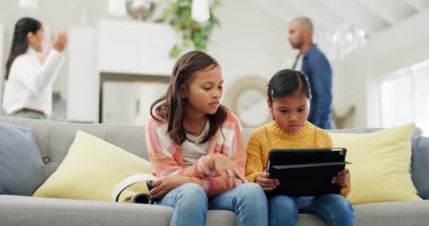 Rodiče Děti Sluchátka Tabletem Pro Boj Streaming Audio Ignorovat Konverzaci — Stock video
