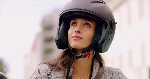 Femme Affaires Casque Moto Avec Sourire Rue Pensée Pour Voyage — Video