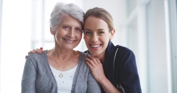 照顾者 老年妇女和面对在养老院的轮椅支持和微笑 在医疗保健或医疗诊所与残疾妇女一起进行的退休 病人和理疗师 — 图库视频影像