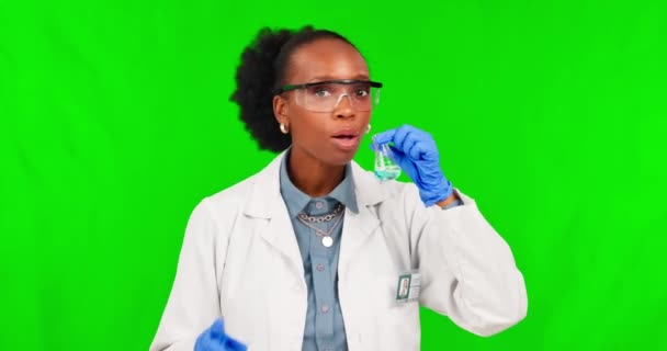 教育とプレゼンテーションのための緑の画面上の化学物質を持つ科学 ノーと黒の女性 スタジオの背景に隔離された液体に注意してアフリカの科学者の停止 肖像画 — ストック動画