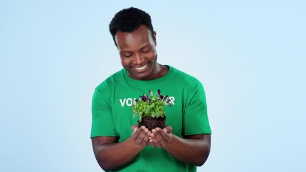 Wolontariusz Szczęśliwy Czarny Człowiek Lub Zapach Życia Roślinnego Kwiatowy Lub — Wideo stockowe