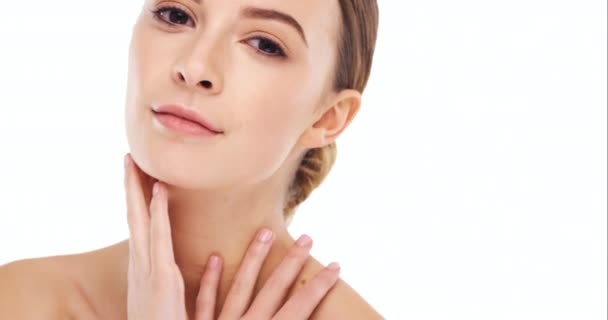 Piękno Kobieta Dotykająca Twarzy Naturalnej Pielęgnacji Skóry Dermatologia Blask Izolowane — Wideo stockowe