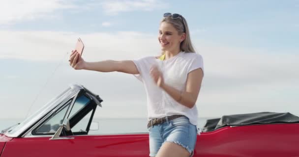 Reizen Selfie Vrouw Een Auto Voor Roadtrip Vakantie Weekendje Weg — Stockvideo