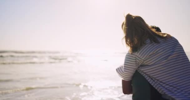 情侣们 拥抱在海边 带着爱在户外旅行 在度假 海滩和波浪中 用信任来模拟空间和支持 大自然 太阳和人们以爱心 承诺和伴侣拥抱在岸上 — 图库视频影像