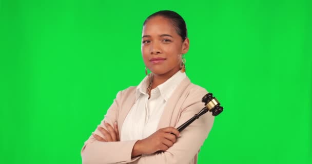 Sorria Juiz Braços Cruzados Com Mulher Tela Verde Para Justiça — Vídeo de Stock