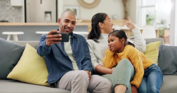 Selfie Úsměv Rodiče Dětmi Pohovce Obývacím Pokoji Domova Propojení Kvalitní — Stock video