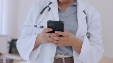 Teknoloji, akıllı telefonda yazan kadın doktor ve sosyal ağlar için modern işyerindeki ofisinde. Çevrimiçi iletişim ya da tele sağlık, İnternet araştırmaları ve e-posta yazan cerrah.