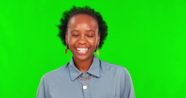 Mutlu, siyah kadın sağlık için yeşil ekrana gülüp göz kırpıyor. Mutluluk ya da komik şaka, mizah ya da mekan oluşturma ve Afrikalı kadın kişi renk anahtarına karşı neşeli ya da pozitiftir..