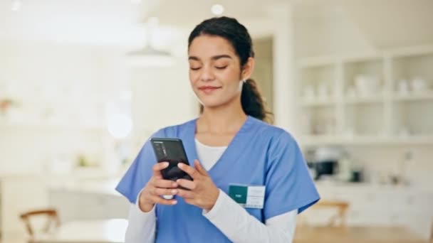Enfermeira Mulher Telefone Casa Repouso Postagem Mídia Social Rede Cuidados — Vídeo de Stock