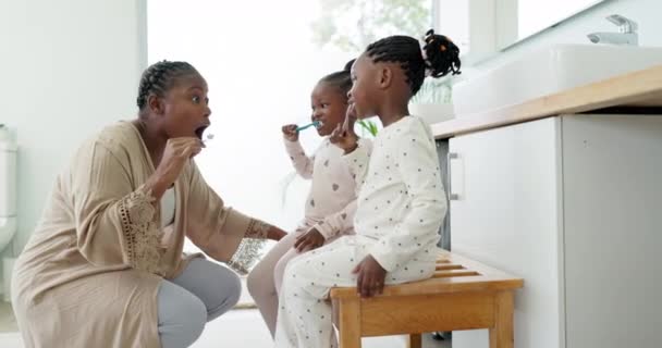 バスルーム 黒の母親と女の子歯をブラッシング 身づくろい 家庭や子供の発達と学習と幸福 女性の子供と歯科衛生 教育と口腔ケアを持つ幸せな子供たち — ストック動画