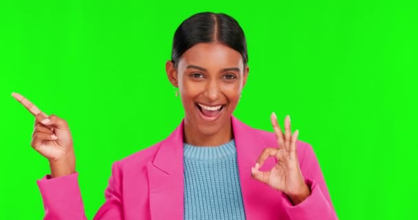 Указание Информация Ладно Женщиной Зеленом Фоне Экрана Студии Рекламы Портрет — стоковое видео