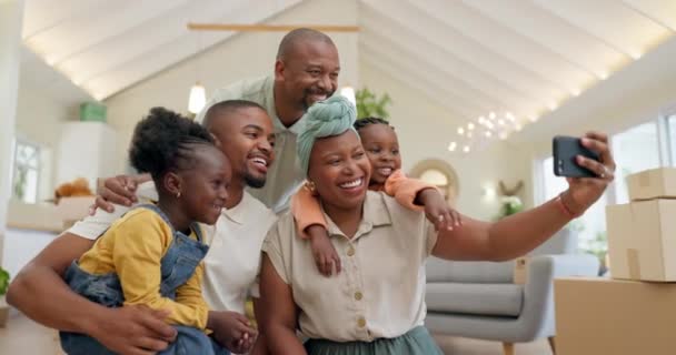 Caixa Móvel Família Feliz Selfie Com Crianças Nova Casa Sorriso — Vídeo de Stock