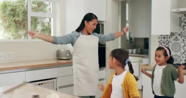 ダンス ベーキング 子供たちと一緒に自宅のキッチンで一緒に料理をする母親 幸せな姉妹の子供は 子供の発達のための家で親と一緒に方法を学ぶ — ストック動画