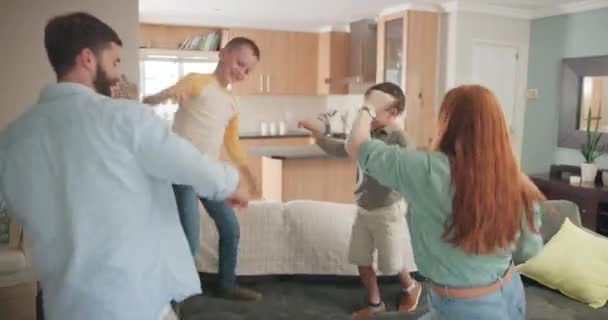 Dança Feliz Família Divertindo Sala Estar Juntamente Com Música Playlist — Vídeo de Stock