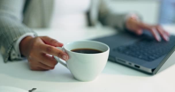 Primer Plano Negocio Manos Con Café Laptop Teclado Con Red — Vídeo de stock