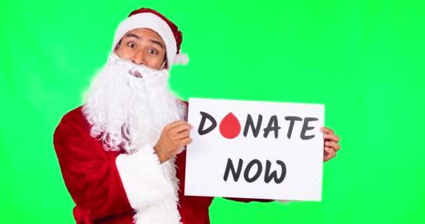 圣诞节 海报和献血与圣塔绿色屏幕背景在工作室为慈善机构或社区 一个穿着节日服装 手持铬钥匙标志的男人的画像 微笑和志愿者 — 图库视频影像
