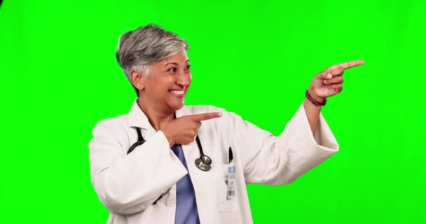 Zielony Ekran Twarz Starszej Kobiety Lub Szczęśliwy Lekarz Wskazując Prezentacji — Wideo stockowe