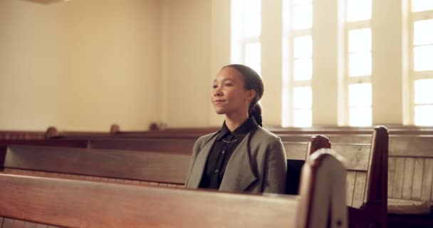 圣女和年轻妇女在教堂为精神健康服务和基督教祈祷 礼拜天在小礼拜堂的布道中 坐在木凳上的赞美 祥和与女性 — 图库视频影像