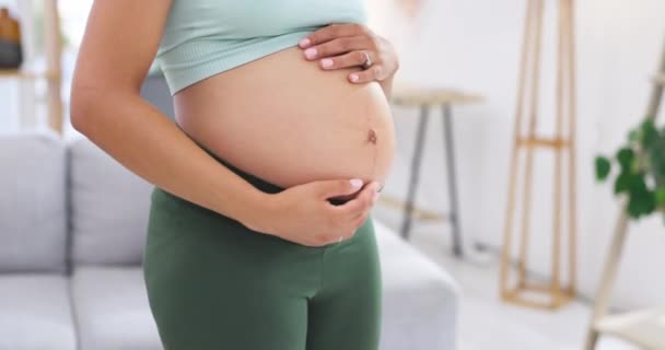 腹部按摩和双手牵着婴儿的爱抚 支持和放松护理 健康的腹部发育和母亲在房间里生育和怀孕 — 图库视频影像