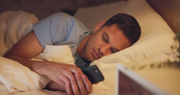 夜以继日 男人带着智能手机 疲惫不堪 吸毒成瘾 移动应用程序或手持手机的人 晚上或晚上因休息或焦虑而结束抑郁症 — 图库视频影像