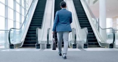 Ofis lobisinde yürüyen, işadamı ve yürüyen merdiven ya da iş yeri, iş yeri ya da şirket seyahati girişinde. Hareket, merdiven uçuşu ve havaalanı terminalinde çantalı ya da çantalı bir adam..