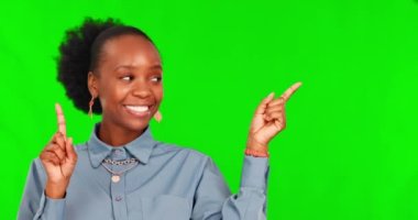 Seçim, karar ve reklamlar için yeşil ekranda siyah bir kadının yüzünü gösteren barış işareti. Fikir, evet ve promosyon stüdyo arka planında kişinin portresi ile model, anlaşma ve teklif.