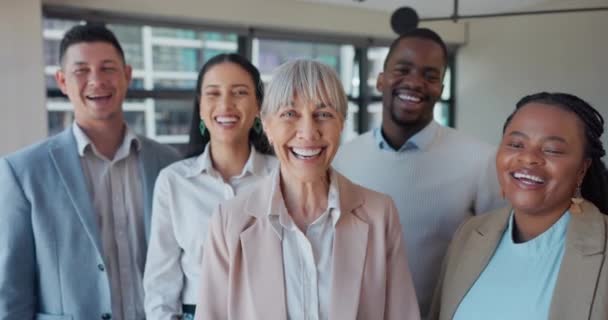 商界人士 面带微笑的团体在办公室里为伙伴关系 合作或多样性而欢笑 在工作场所愉快地团队精神 进取心和信任感强的专业人士 男性和女性 — 图库视频影像