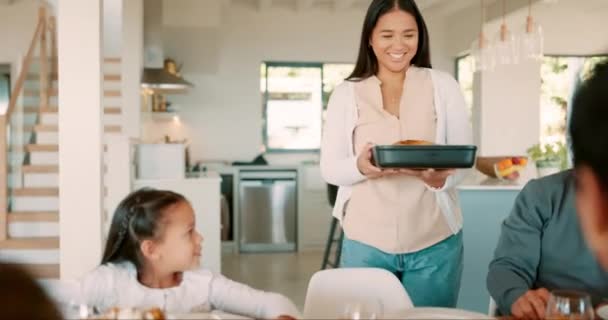Thanksgiving Ayam Panggang Dan Seorang Wanita Melayani Keluarganya Sambil Berpesta — Stok Video