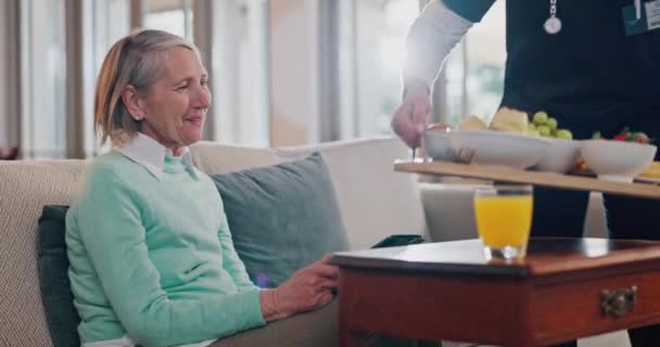 Frau Krankenschwester Und Frühstück Auf Dem Sofa Der Altenpflege Unterstützung — Stockvideo