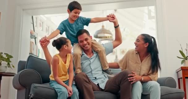 Rodina Společně Pohovce Děti Ramenou Otce Pro Zábavu Sbližování Nebo — Stock video