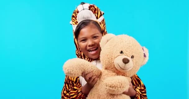 Kinder Teddybär Und Winken Mit Einem Mädchen Auf Studiohintergrund Vor — Stockvideo